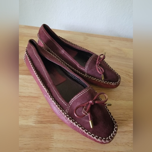 Burgundy Suede Banana Republic Driving Moccasin with Bow - Picture 2 of 4